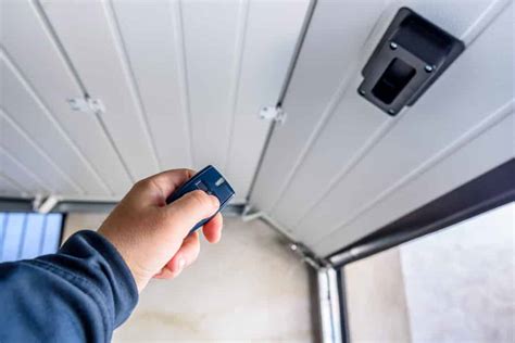 Advantages and Disadvantages of a Direct-Drive Garage Door Opener