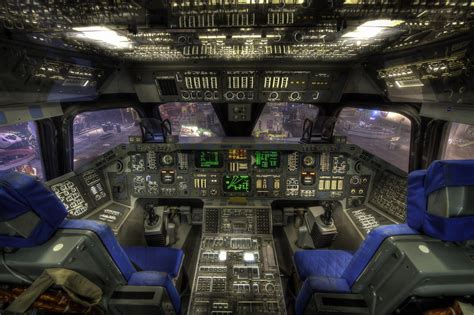 Inside the space shuttle | コックピット, スペースシャトル, 軍用機