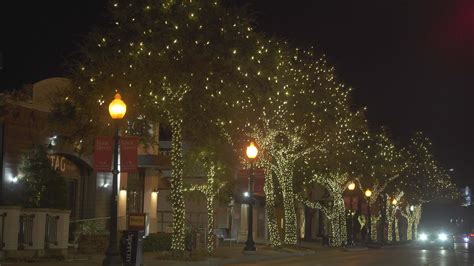 Dallas, Texas, 2023 - Beautiful Cute Colorful Christmas Lights Tree on The Street 29872162 Stock ...