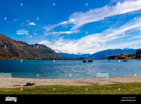 Lake Wanaka in autumn Stock Photo - Alamy