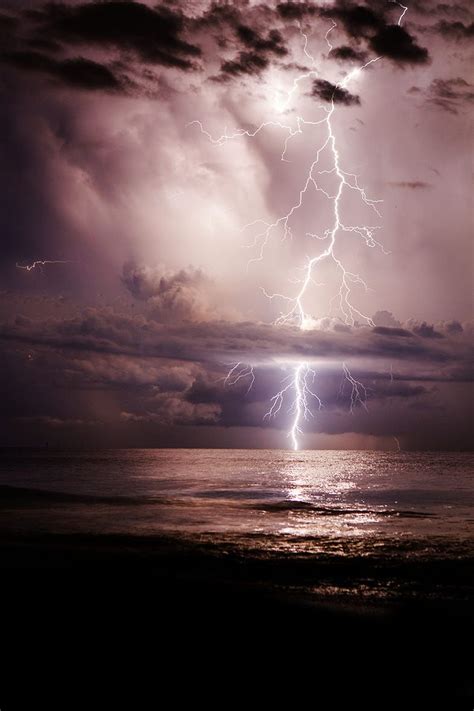 Lightning Striking Through The Clouds | Fenômenos naturais