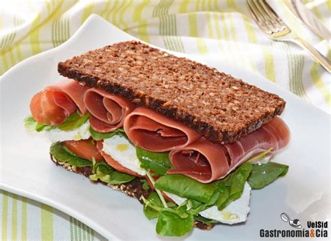 Sándwich de jamón serrano, requesón y berros | Gastronomía & Cía