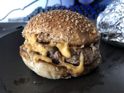 Homemade simple cheeseburger : r/burgers