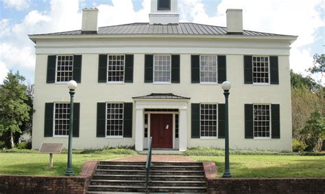 Exploring the Antebellum Architecture of Mississippi | VBT Bicycling Vacations