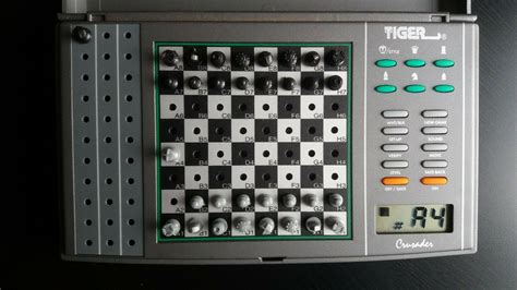 Tiger Crusader Digital Electronic Chess Game & Pieces w/LCD Model 11-002 Vintage