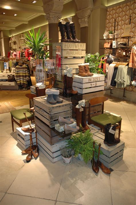 Footwear visual merchandising | Gift shop displays, Store displays ...