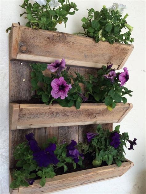 20 Easy Reclaimed Wood DIY Garden Projects