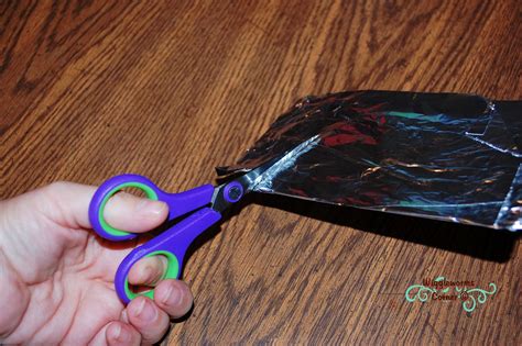 CraftyMamaFun: Use aluminum foil to sharpen dull scissors!