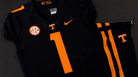 Tennessee football to wear all-black uniforms against Kentucky