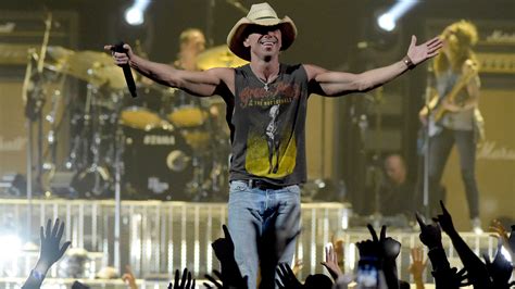 Kenny Chesney reschedules Kansas City concert at Arrowhead for May 2021 | FOX 4 Kansas City WDAF ...