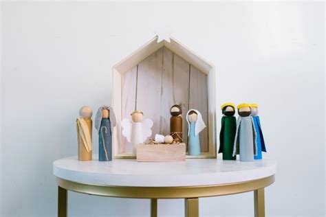 How to Make your Own DIY Wooden Peg Doll Nativity Set | The Pretty Life Girls