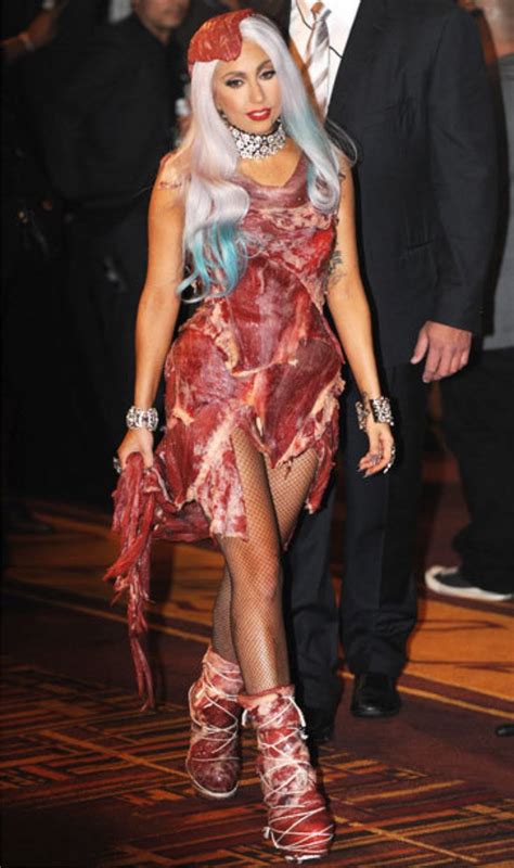 You love Gossip! : Vestido de carne de Lady Gaga!