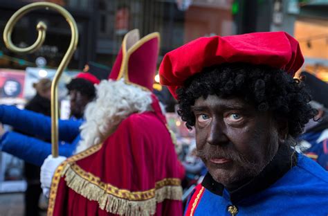 Black Pete Racist? Dutch Christmas Tradition Of ‘Zwarte Piet’ In Blackface Continues To Stir ...