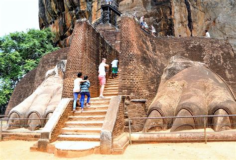 How to visit Sigiriya Lion Rock using local transport (by Bus)