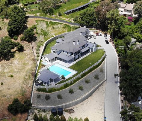 Blake Shelton and Gwen Stefani’s New House: Photos of Encino Mansion