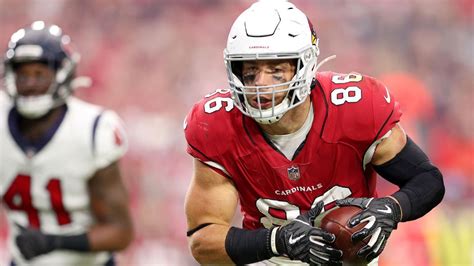 Veteran tight end Zach Ertz, 31, remains with Arizona Cardinals, agrees to new three-year ...