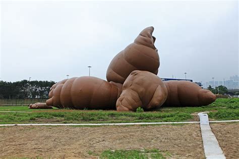 This is a giant inflatable pile of poo Paul Mccarthy, Street Installation, Pig Roast, Giant ...