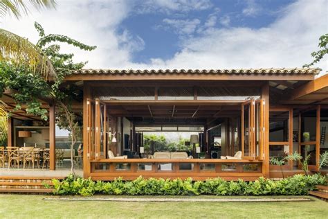 Wooden House / Costaveras Arquitetos | ArchDaily