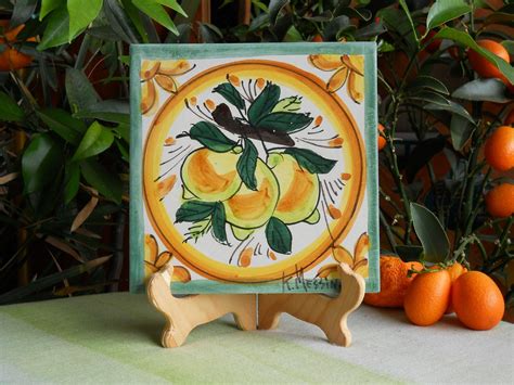 Mattonella decorativa di ceramica decorata a mano con limoni. Piastrella in ceramica siciliana ...