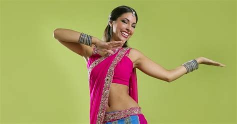 Bollywood Dance Moves: 2 Easy Moves You Can Learn At Home | HuffPost Canada