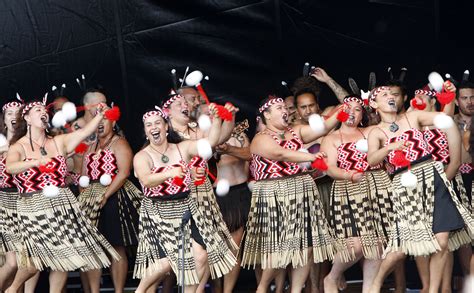 Nueva Zelanda celebra su 175 aniversario con danzas y canoas