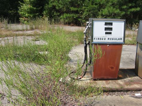 Eccentric Roadside: Running on empty: Some abandoned gas stations seen along the way