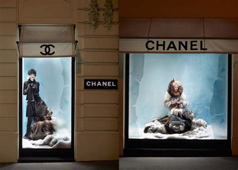 Window Display at Chanel photo | Window display, Window display design ...