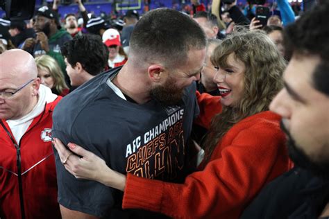 Taylor Swift and Travis Kelce kiss on the field to celebrate Chief’s ...