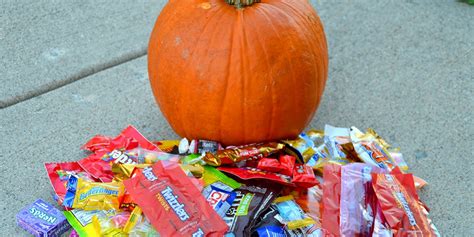 What 200 Cals of Your Favorite Halloween Candy Looks Like | SELF