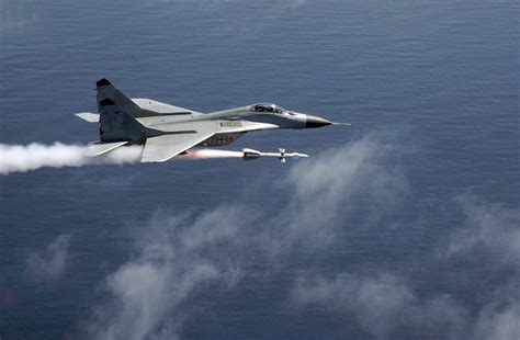 F-16 Vs MiG-29: when the mighty Viper dogfighted with the Fulcrum for the first time - The ...