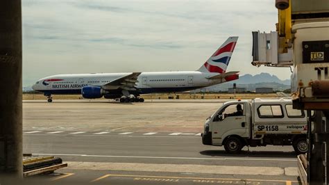 British Airways flight suffers freak accident, windscreen smashes at 35,000 feet | World News ...