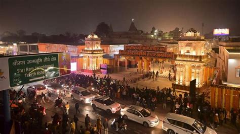 Heavy rush outside Ayodhya Ram Mandir, devotees throng to offer prayers