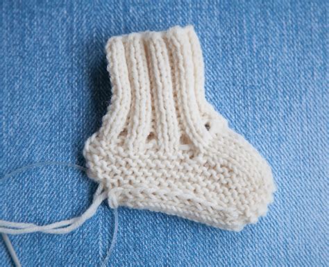 Lana creations: Baby Booties Ugg Free Knitting Pattern