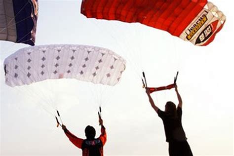 Wisconsin Skydiving News: World Record set for landing smallest parachute