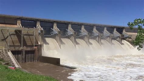 Kaw Dam Tainter Gates releasing 66,000 cu. ft/sec - YouTube