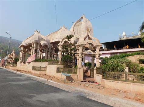 JHARKHAND:A NEW EXPERIENCE: PARASNATH DIGAMBAR JAIN TEMPLE