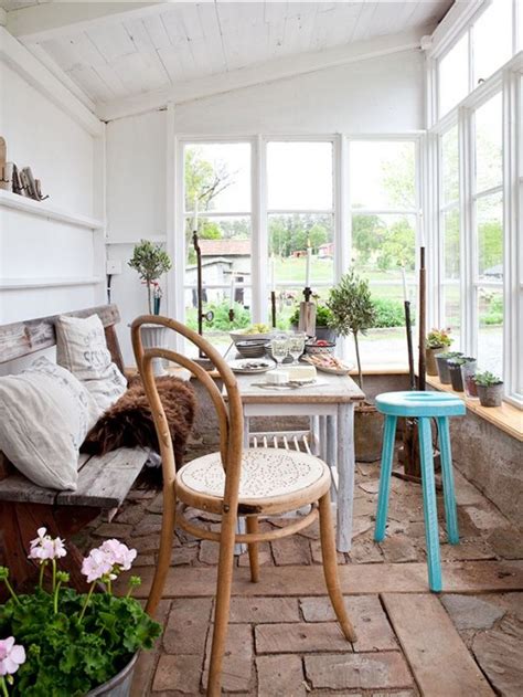 26 Smart And Creative Small Sunroom Décor Ideas - DigsDigs