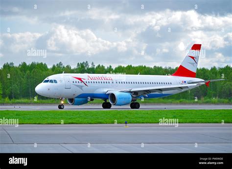 SAINT PETERSBURG, RUSSIA - MAY 11, 2016. Austrian Airlines Airbus A320 aircraft -registration ...