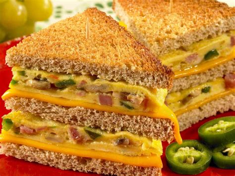 Omelette Cheese Sandwich - Fajar Magazine