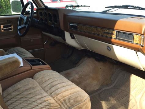 1987 ChevySuburban interior - LMC Truck Life