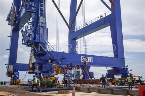 CRANE BARU PELABUHAN PETIKEMAS BATU AMPAR | ANTARA Foto