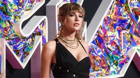 Taylor Swift continues to dominate with second consecutive video of the year win at MTV VMAs | CNN