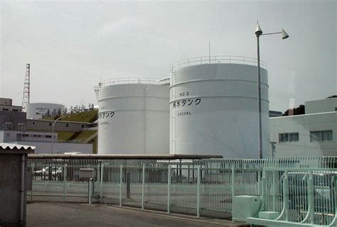 File:Fukushima 1 Nuclear Power Plant 07 (crop).jpg - Wikimedia Commons