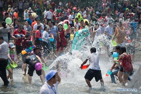 People enjoy water-splashing festival- China.org.cn