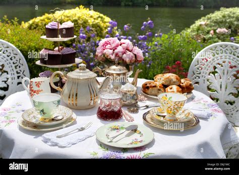 English tea party hi-res stock photography and images - Alamy