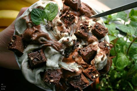 "After Eight" Mint Chocolate Ice Cream (raw, vegan)