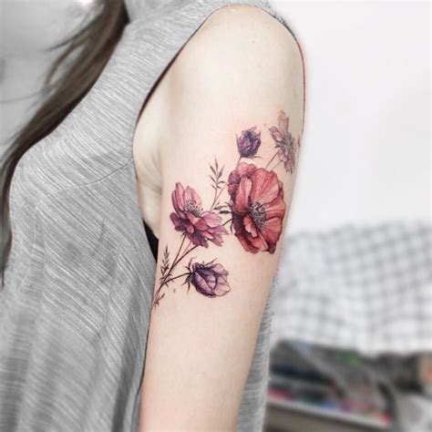 Image de Fleur: Tatouage Fleur De Cerisier Hanche