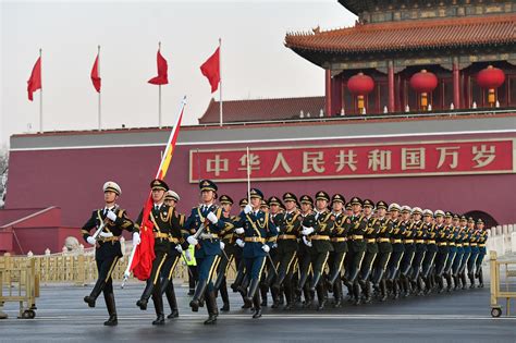 大年初一 数万群众天安门广场观看升旗_荔枝网新闻