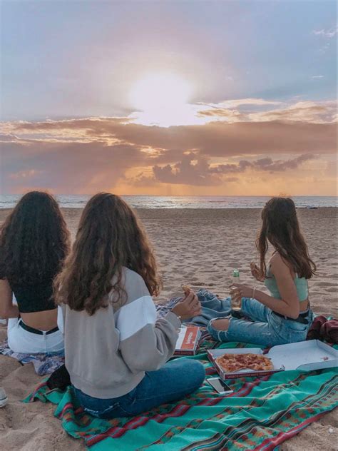 friends beach sunset summer picnic pizza best aesthetic ocean vibes | Beach picnic, Beach ...