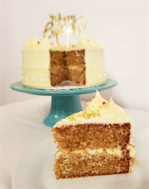 Spiced Christmas sponge cake | Recipes | Age UK